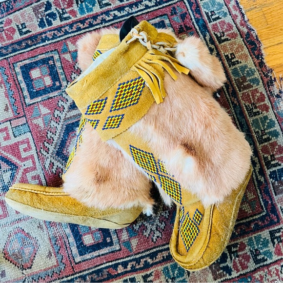 SOLD Vintage handmade leather and rabbit fur beaded moccasins - Picture 2 of 8